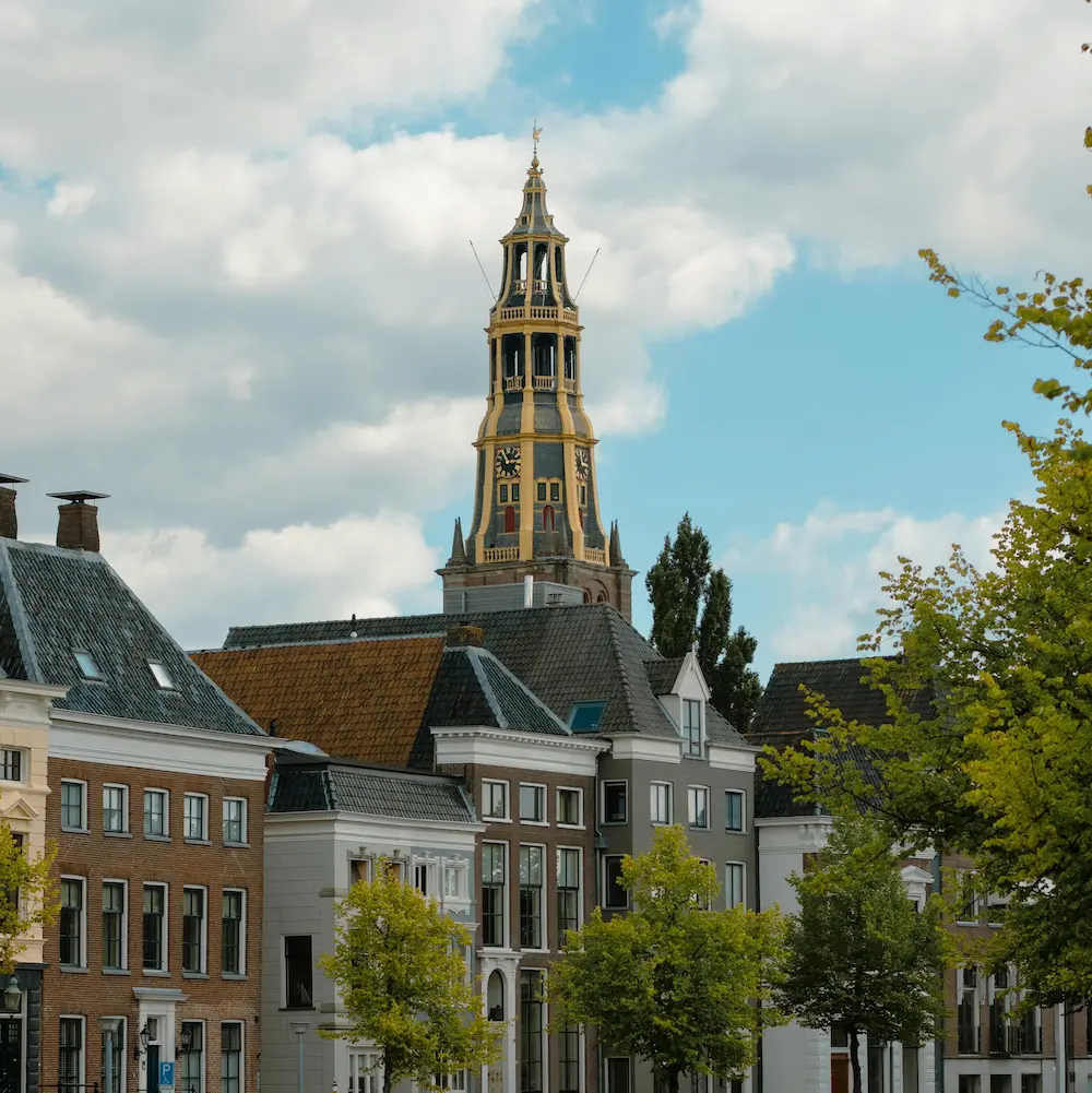 Fietspad langs Nederlandse grachten en bakstenen huizen