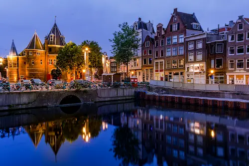 Fietsroute langs water en groene polders in Nederland