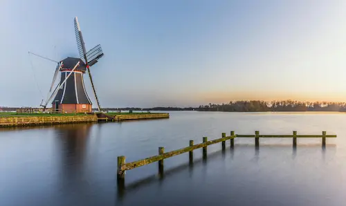 Historische gracht in Utrecht met werfkelders en oude huizen