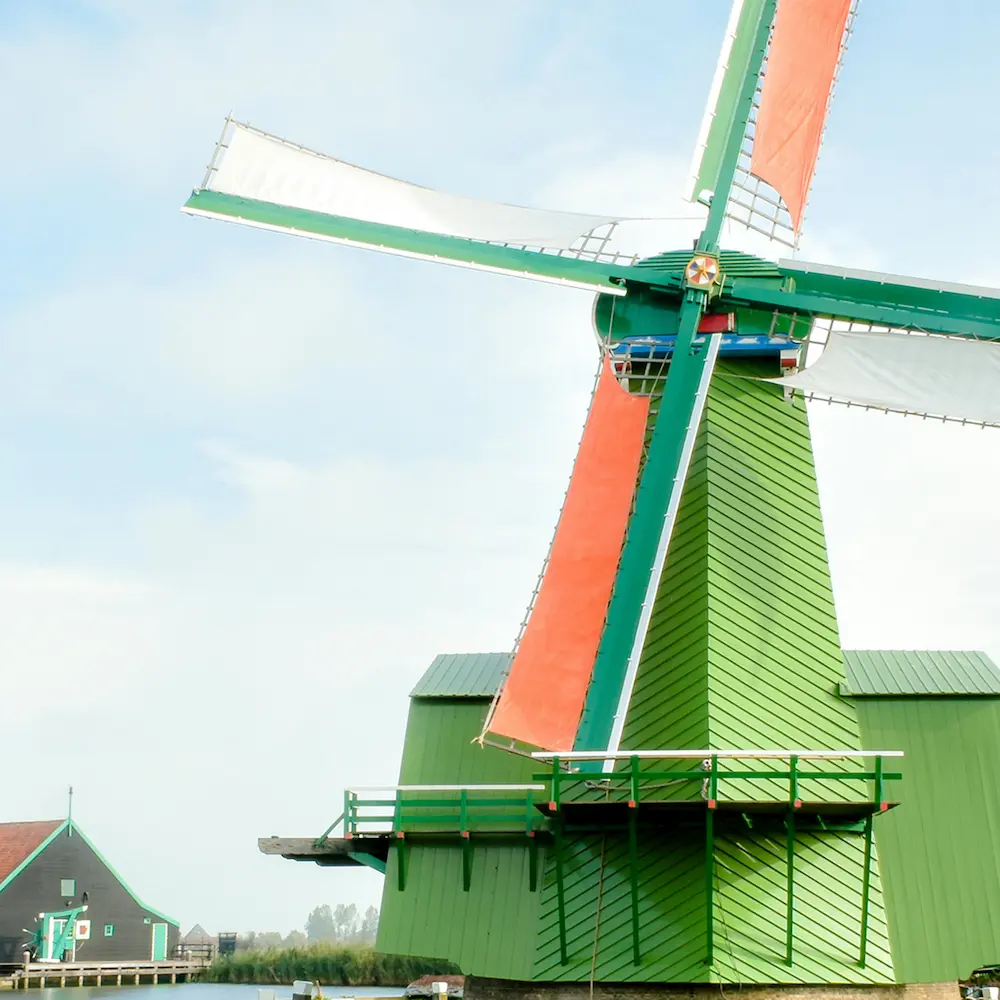Reizigers wandelen door Nederlandse duinen tijdens een ontspannen vakantie
