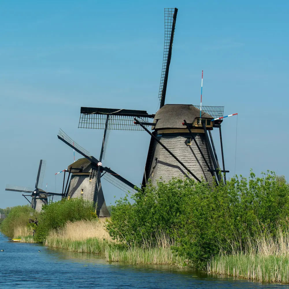 Nederlandse grachten, fietsen en historische huizen tijdens een rustige reisroute