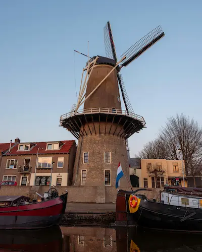Amsterdamse gracht met bruggen en historische huizen
