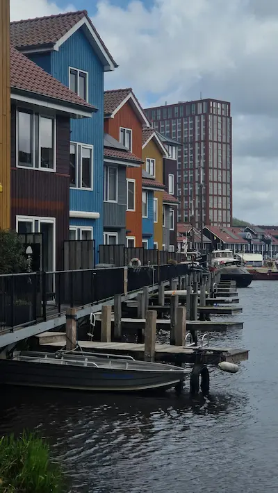 Historisch centrum van Delft met kanaal en oude gevels