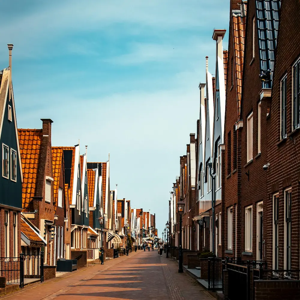 Reizigers bij windmolens en waterlandschap in Nederland